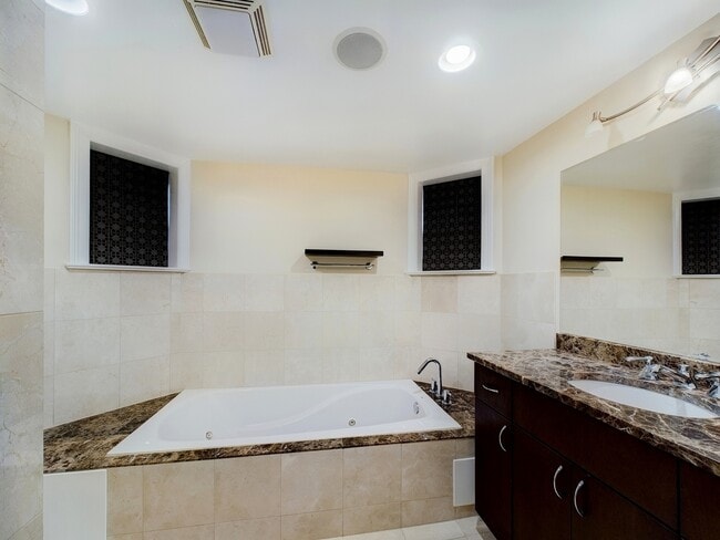 Building Photo - 632 W Barry Ave