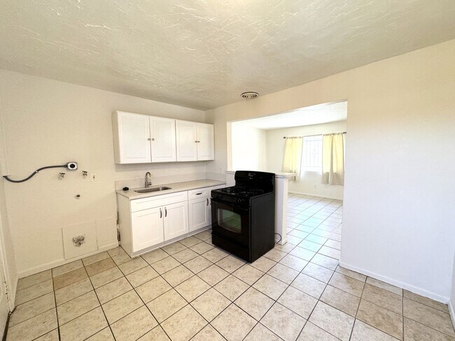 Building Photo - COMING SOON!! 2 Bed / 1 Bath Apartment in Palm Springs!!