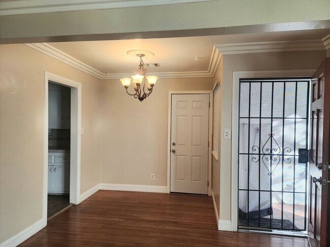 Building Photo - SW-Bakersfield 3 bedrooms 1 baths