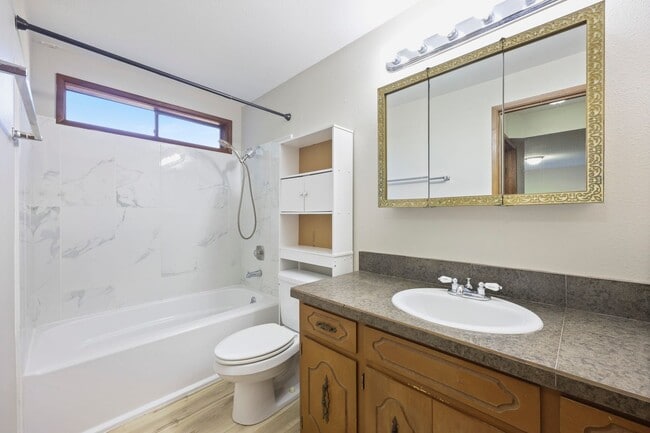 Building Photo - Hard to find 5 bedroom home in Tamoshan ne...