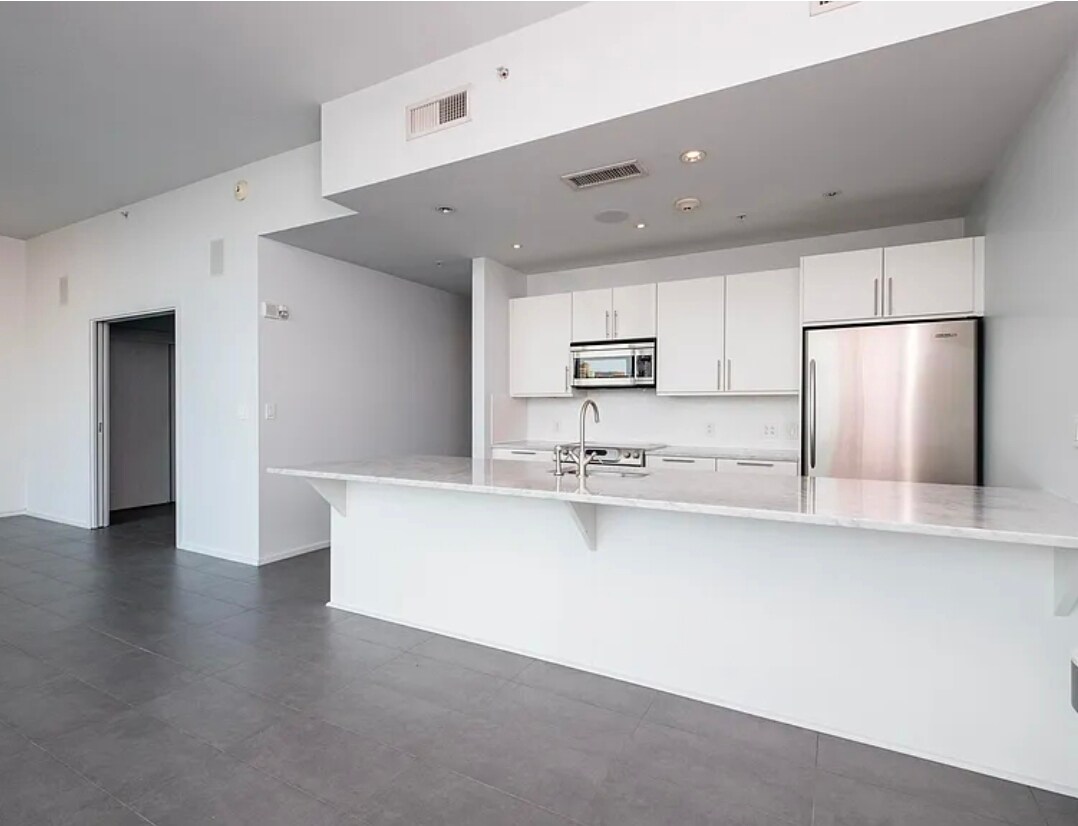 Building Photo - 300 E 3rd St