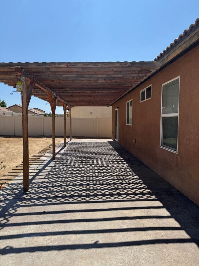 Building Photo - Eco-Friendly Home in Victorville