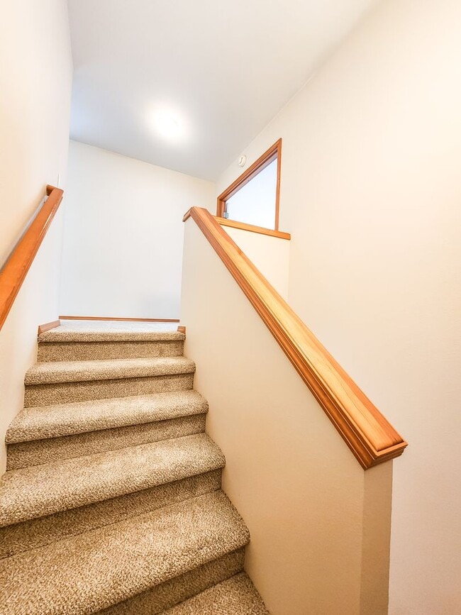 Building Photo - 3-Bedroom Gleneagle Townhome Available Now!