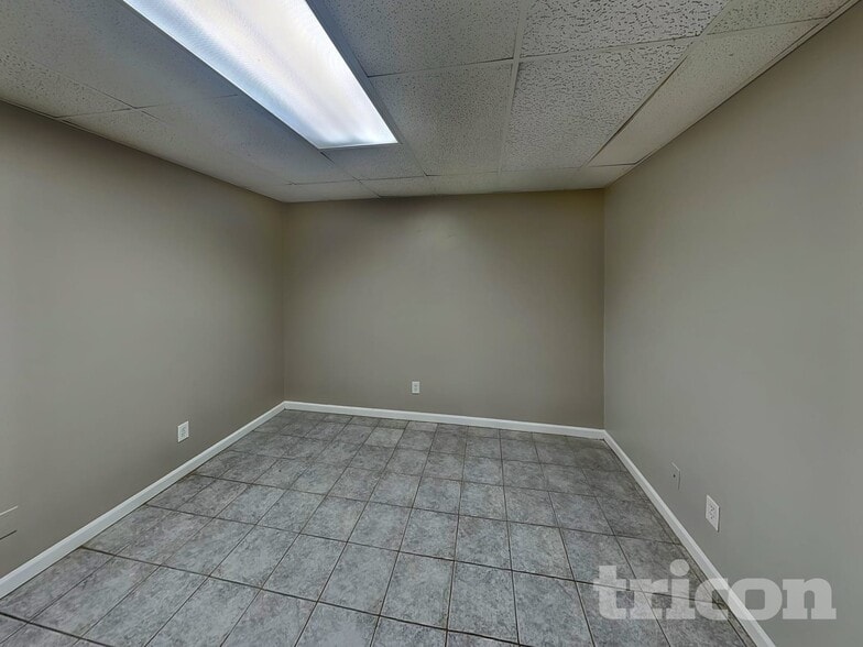 Building Photo - 172 N White Pines Dr