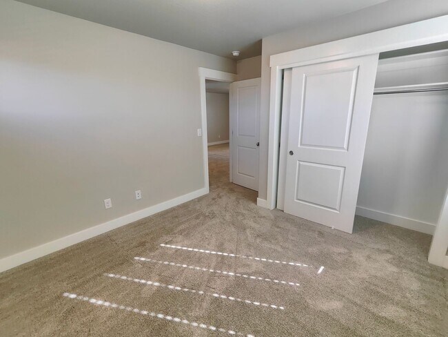Building Photo - Spacious 6 Bed, 3.5 Bath Home in Clinton, UT