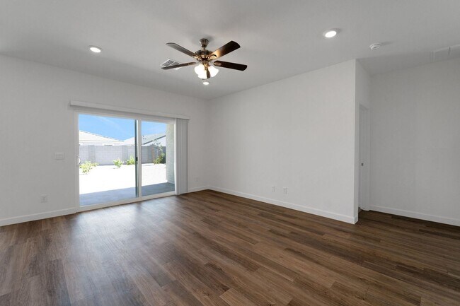 Building Photo - Charming 4BR House in Surprise