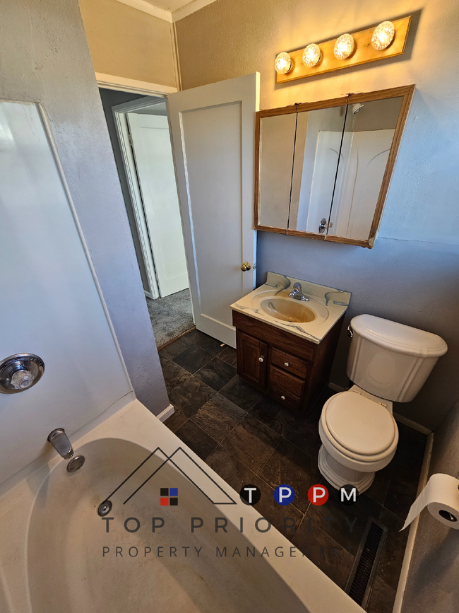 Building Photo - COMPLETELY REMODELED 3 Bedroom | 1 Bathroo...