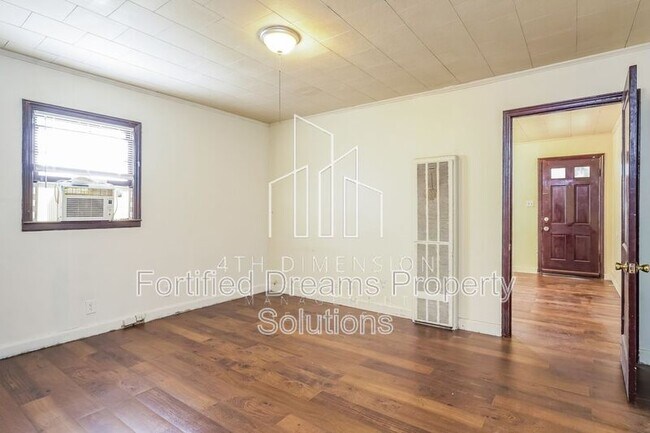 Building Photo - 225 N Jackson Ave