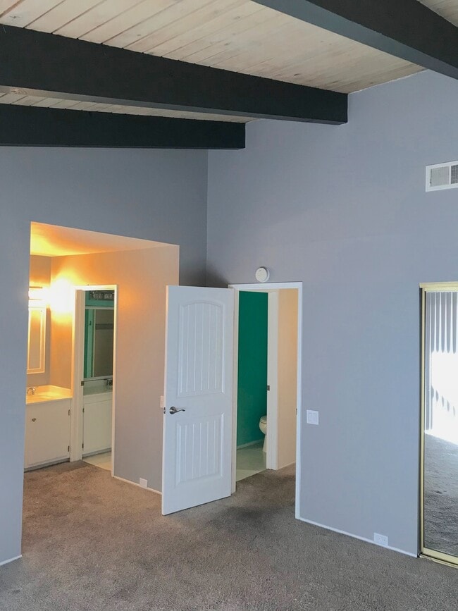 Building Photo - M/I SPECIAL - Remodeled Townhome in Point ...