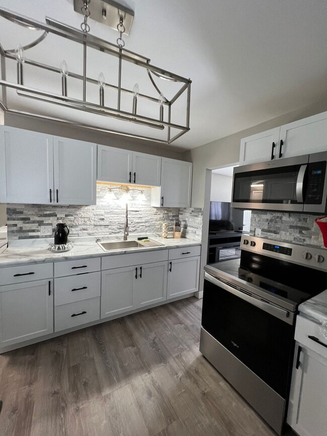 Building Photo - 1018 Hall St