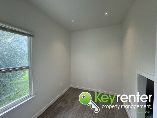 Building Photo - One of a Kind Remodeled House in Tacoma!
