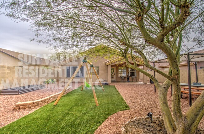 Building Photo - 17526 W Coyote Trail Dr