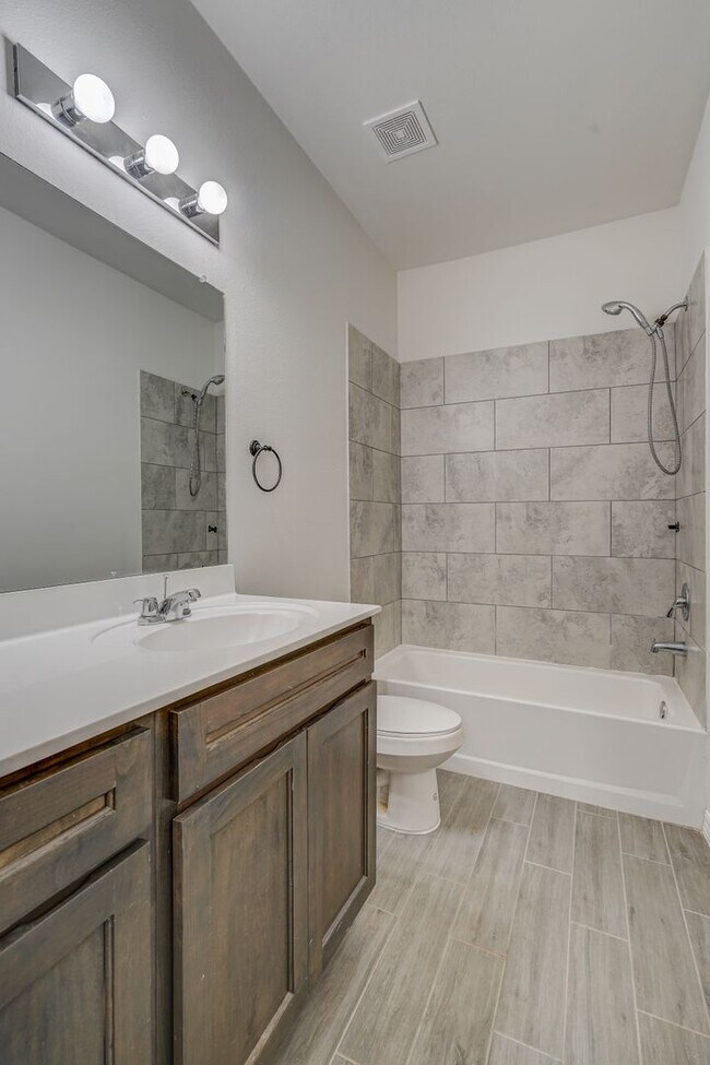 Building Photo - Modern Elegance Meets Comfort in This Pristine Eastside Home