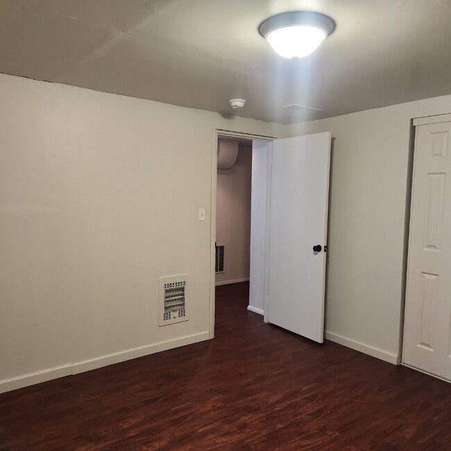 Building Photo - 911 W Leola St