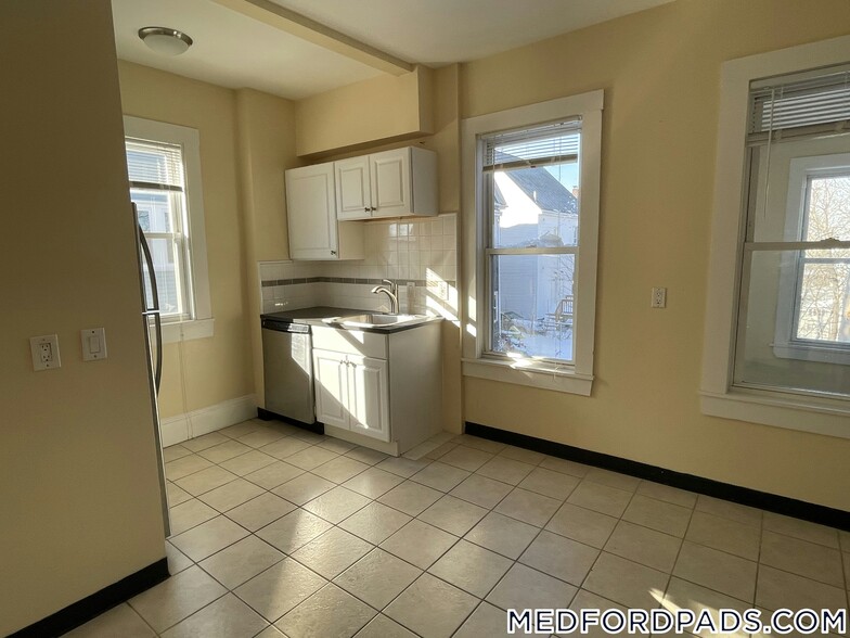 Building Photo - 8 Bennett St