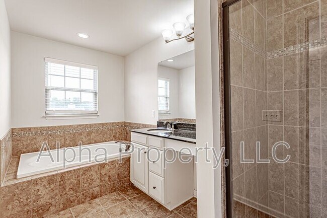 Building Photo - 14 Irvington Dr