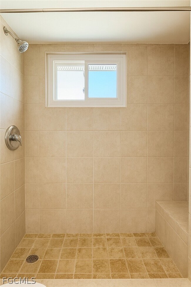 Building Photo - 1458 Alwynne Dr N