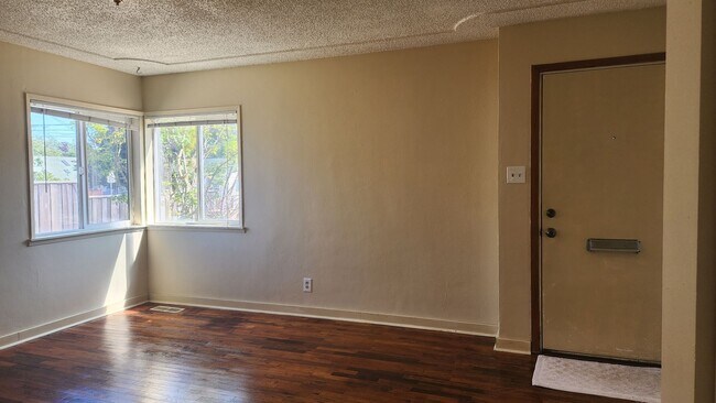 Building Photo - West Tacoma Cozy 2 Bedroom