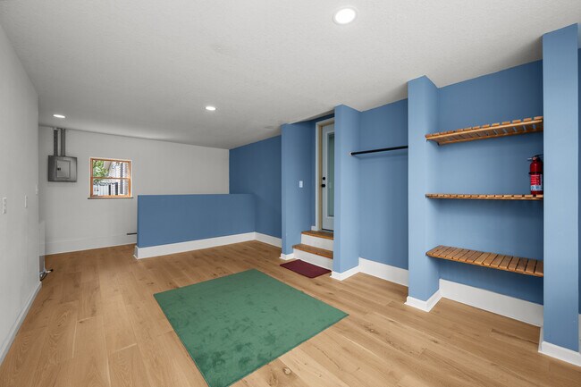 Building Photo - 317 S Walnut St