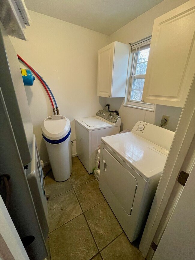 Building Photo - 5997 Vereker Dr