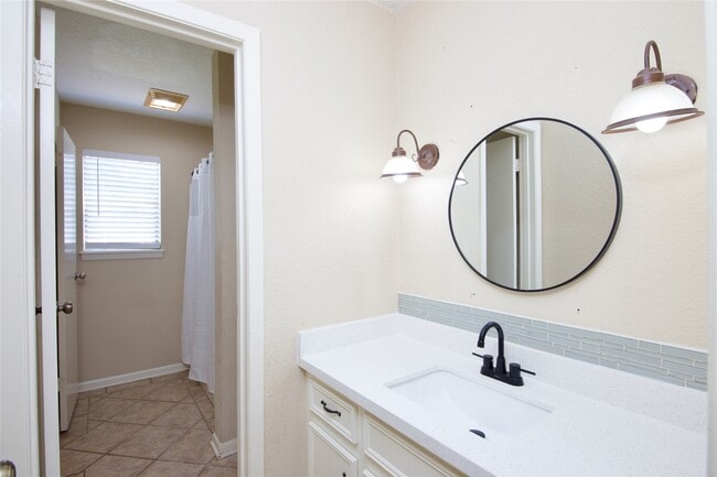 Building Photo - 2109 Riverside Dr