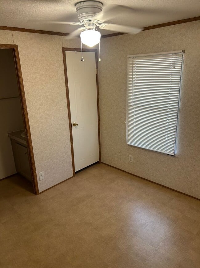 Building Photo - MOVE-IN READY!