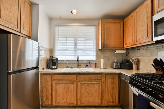 Building Photo - 3110 Highland Ave