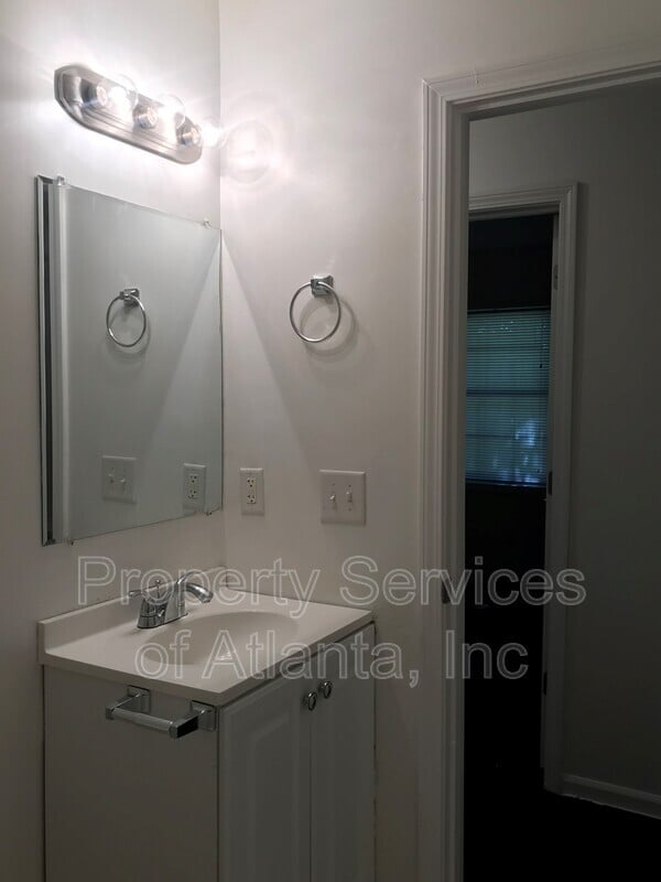 Building Photo - 8305 Glenwoods Terrace