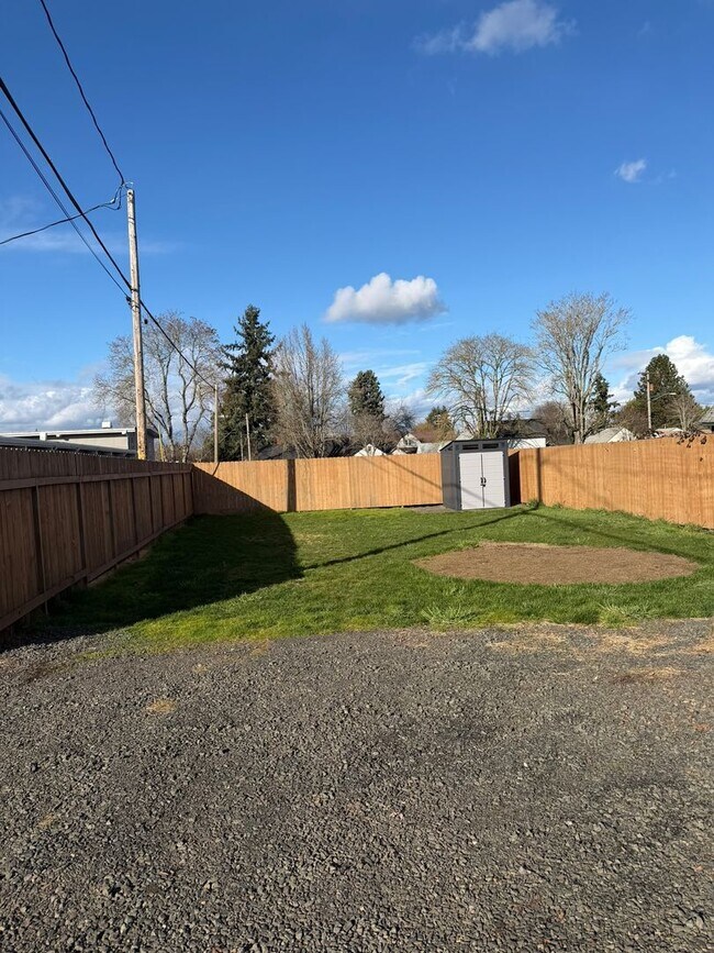 Building Photo - **MOVE IN SPECIAL!** Large 2 Bedroom with Bonus Space!