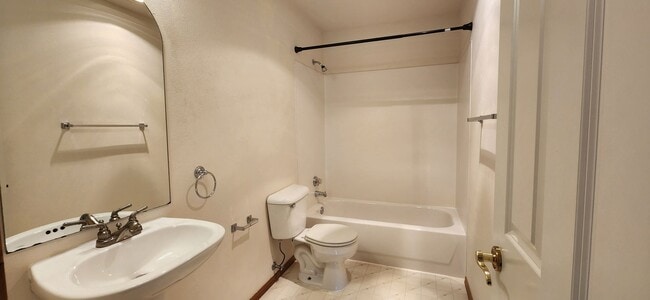 Building Photo - Refreshed 2 bed 2 bath Everett Condo $2099...
