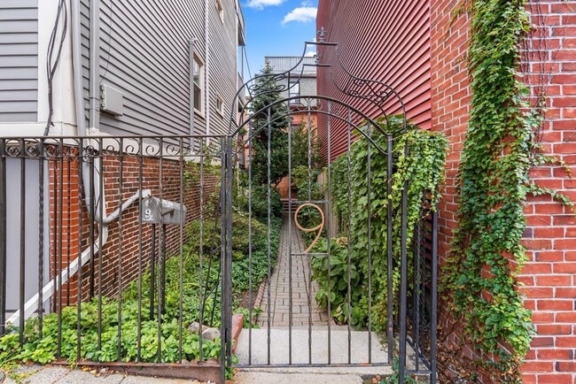 Building Photo - 9R Salem St Ave