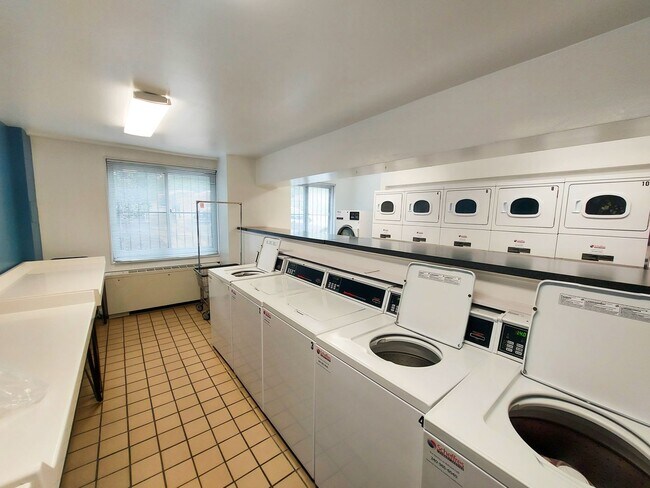 Building Photo - Spacious 1br/1bth Condo minutes from Downtown Silver Spring!