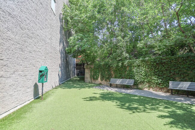 Building Photo - 901 W Huron St