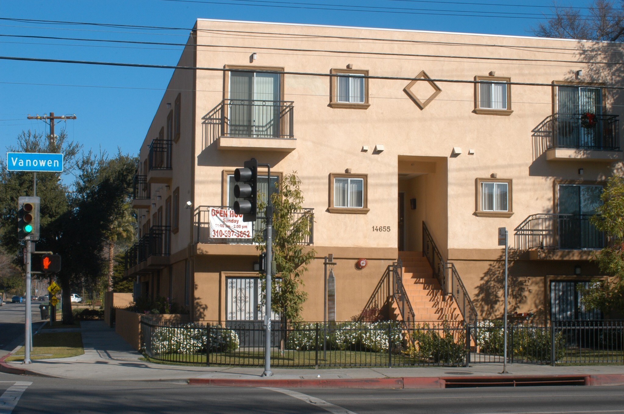 Building Photo II - 14655 Vanowen St