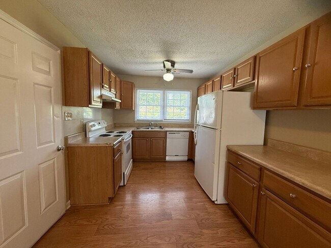 Building Photo - Nice 3 bedroom, 2 bath House
