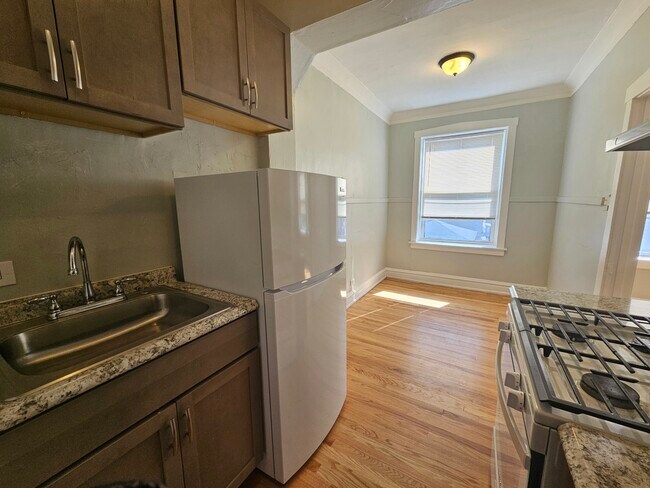 Building Photo - 4749 N Monticello Ave