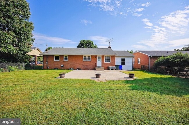Building Photo - 704 Northside Dr