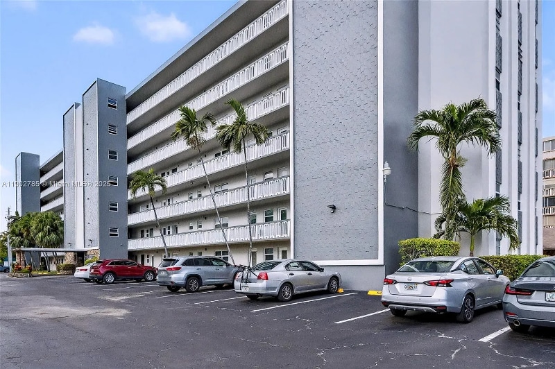 Building Photo - 320 NE 12th Ave