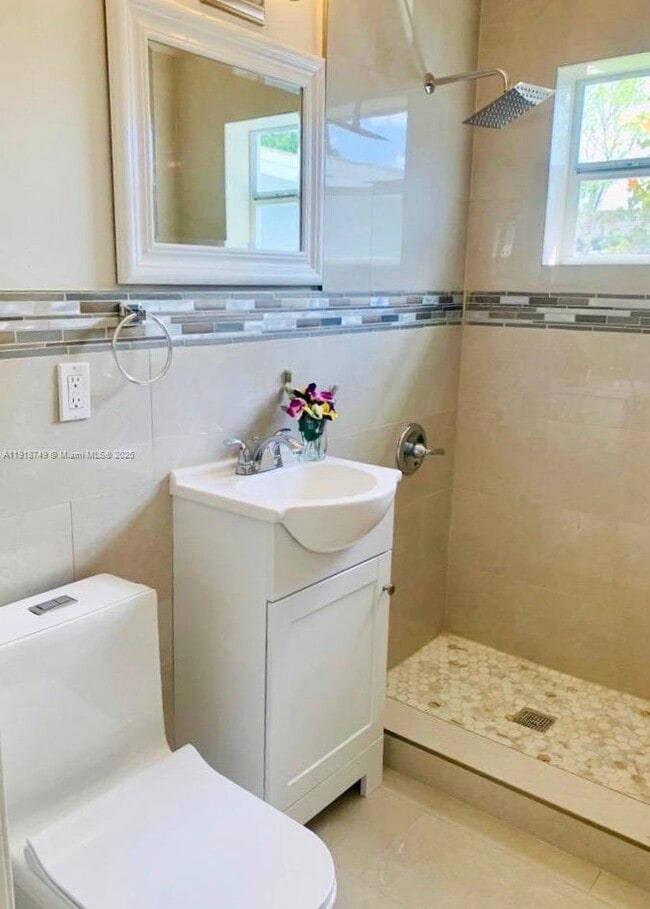 Building Photo - 1810 SW 22nd Ave