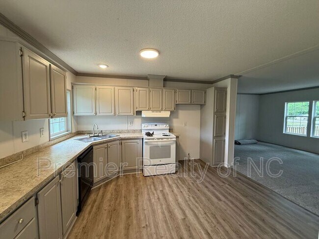 Building Photo - 5474 Robinhood Rd