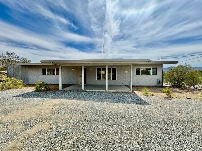 Building Photo - Coming Soon! 2 bedroom 1 bath