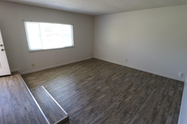 Building Photo - 3342 W Oswego Ave