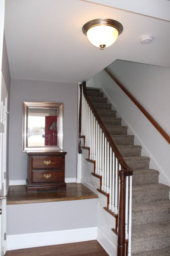 Building Photo - Fully-furnished, utilities included, 1 bed...
