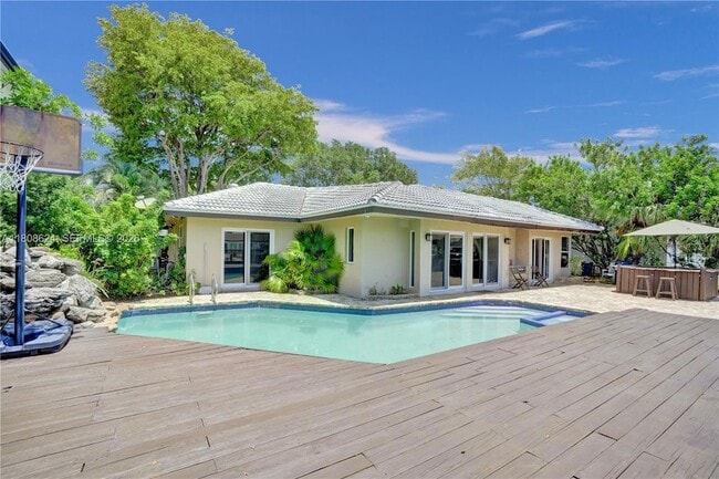 Building Photo - 3100 NE 56th Ct