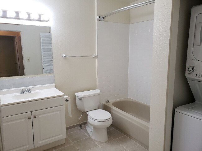 Building Photo - 2512