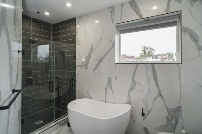 Primary Bathroom - 1449 N Myrtlewood St