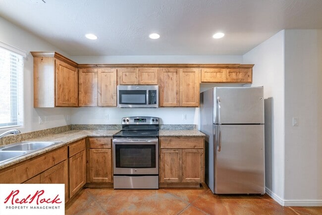 Building Photo - End Unit, DOG-FRIENDLY 3 Bedroom Townhome ...