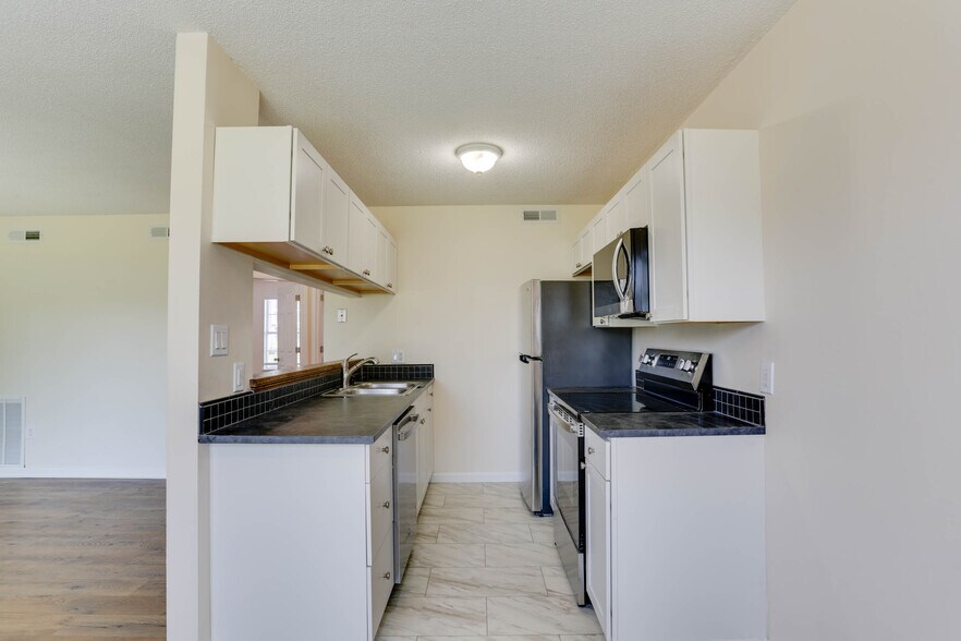 Building Photo - 5684 Landfall Dr