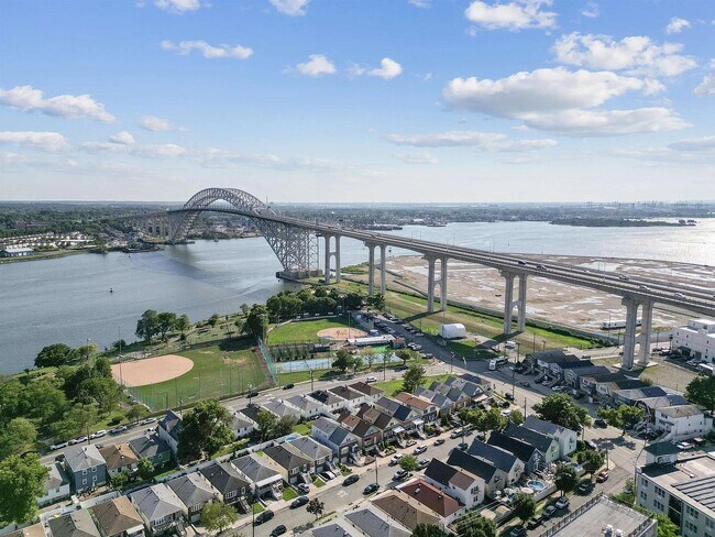 Building Photo - 133 W 4TH St