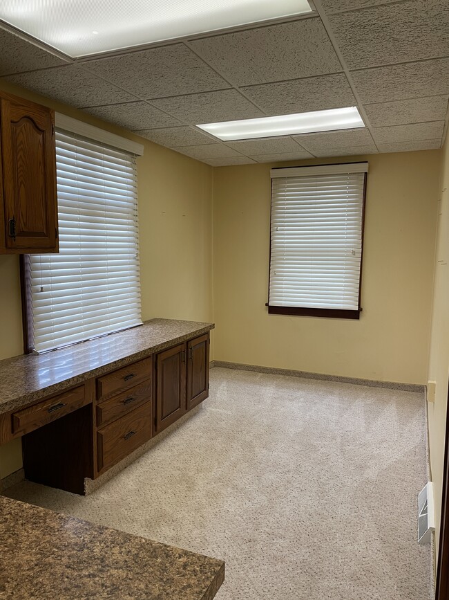 Building Photo - 115 E Broadway St